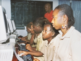 Entwicklungshilfe - Schulbildung fr Mdchen in Guinea ( GTZ / Ina Zeuch)